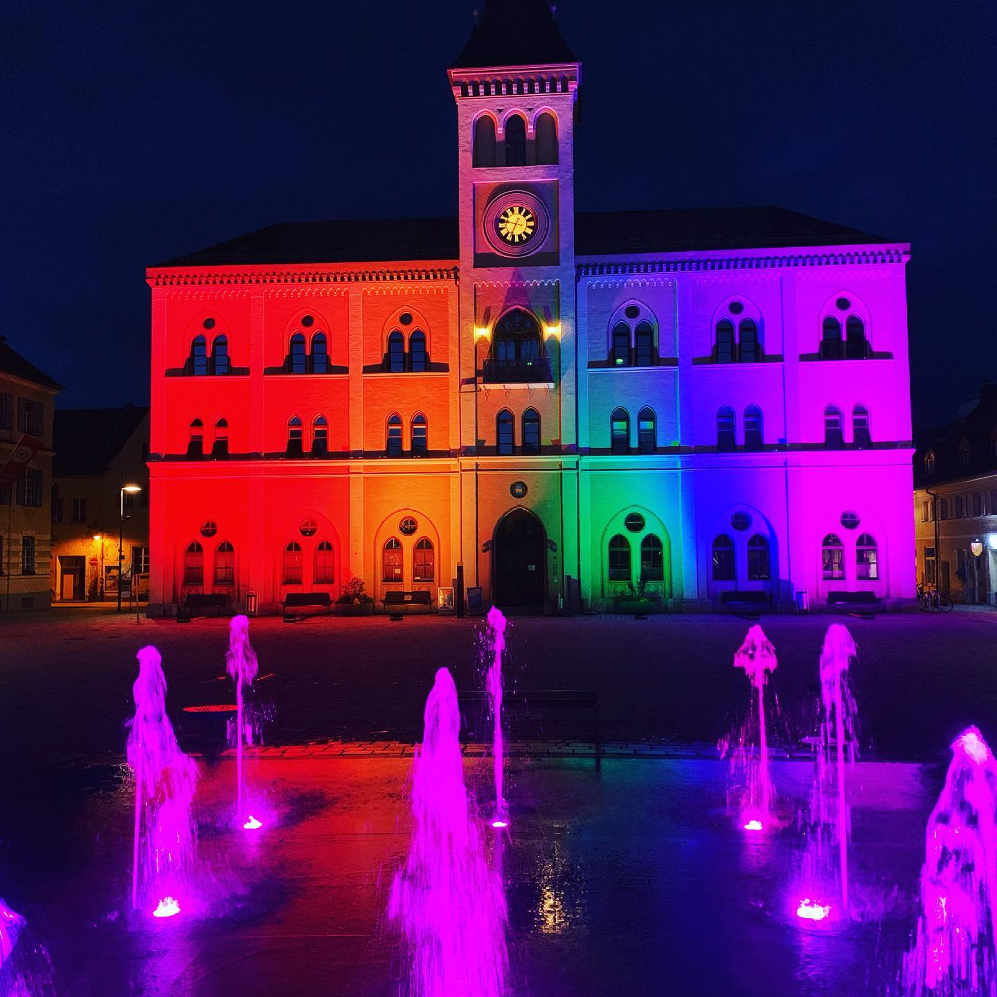 Zum heutigen Tag gegen Homophobie durften wir wieder das Rathaus in Pfaffenhofen an der Ilm bunt beleuchten. Wir bedanken und für das entgegengebrachte Vertrauen. @queerpaf @pfaffenhofen_a.d.ilm #taggegenhomophobie #bunt #pfaffenhofenistbunt #veranstaltungstechnik #pfaffenhofenanderilm #sgm #veranstaltungstechnik_zeitler