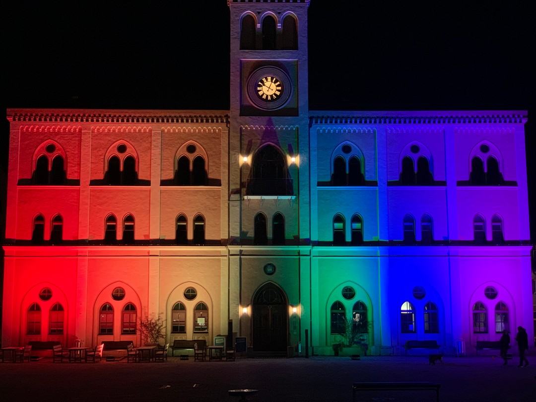 Zum heutigen Tag gegen Homophobie durften wir in der Nacht von gestern auf heute das Rathaus in Pfaffenhofen an der Ilm in Regenbogenfarben beleuchten. ⁠
#Pfaffenhofen #Rathaus #SGM #VeranstaltungstechnikZeitler #bunt #Regenbogen #LED #veranstaltungstechnik